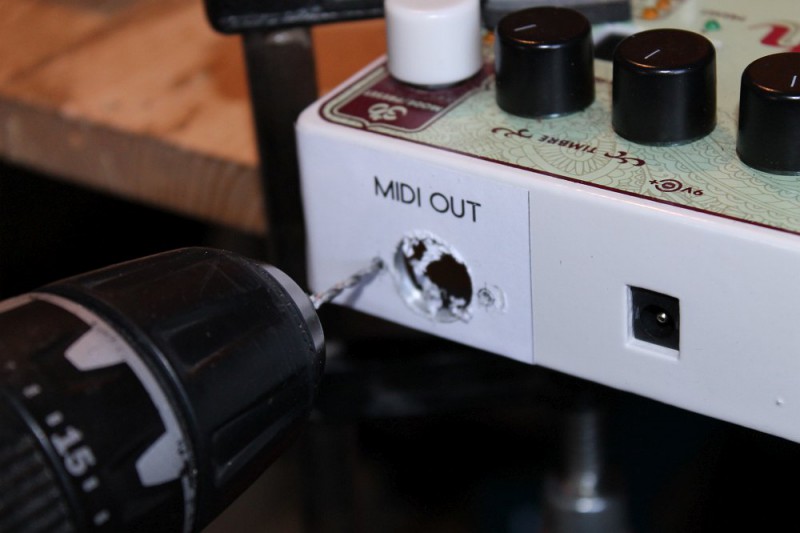 How to install MIDI module into EHX Ravish Sitar